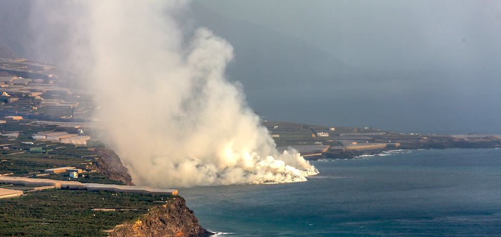 La lava del volc&aacute;n llega al mar de Tazacorte | ACFI PRESS