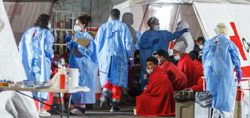 Llegada de inmigrantes al muelle de Arguinegu&iacute;n. ACFI PRESS