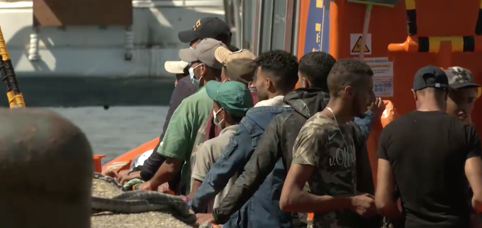 Inmigrantes llegando al muelle de Arguinegu&iacute;n el pasado 15 de septiembre. ACFI PRESS