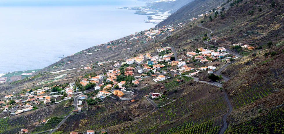 Viviendas en una ladera del municipio de Fuencaliente, al pie del Parque Natural de Cumbrevieja, en la isla canaria de La Palma. Shutterstock / JJFarq