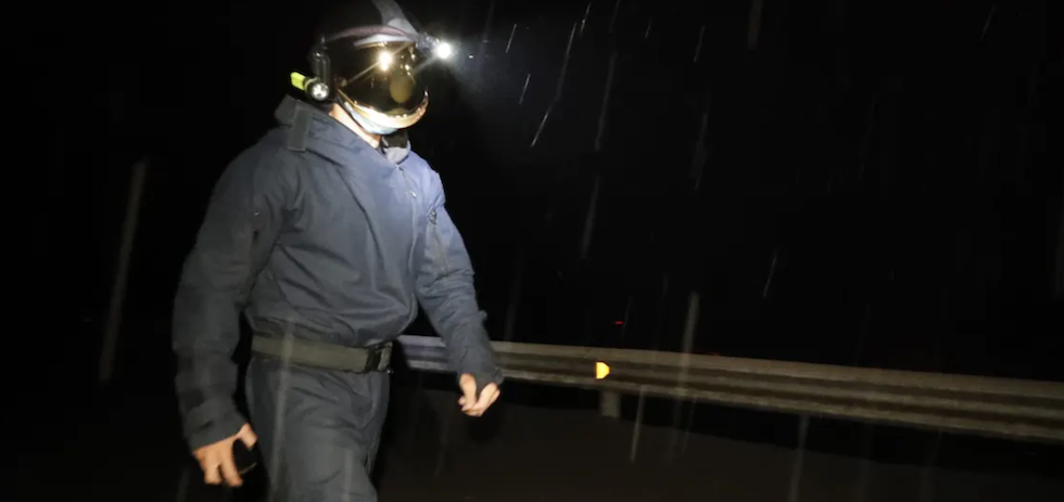 Un miembro de la Unidad Militar de Emergencias bajo la lluvia y la ceniza en los alrededores del nuevo volc&aacute;n de La Palma. Flickr / UME