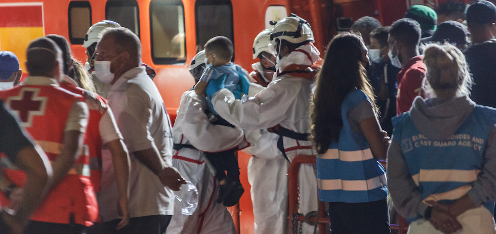 Inmograntes llegando al muelle de Arguinegu&iacute;n. ACFI PRESS
