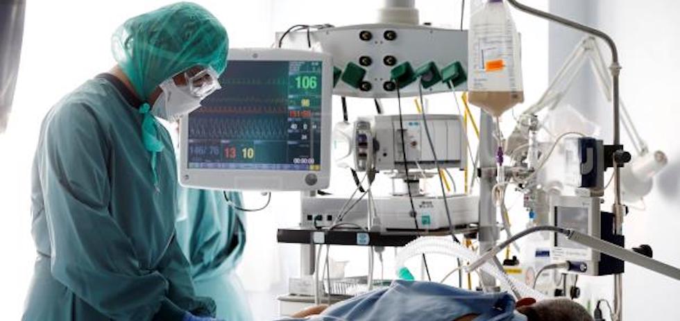 Sanitario atendiendo a un pacienti en la UCI. EFE