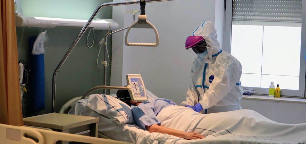 Atención al paciente en planta Covid.