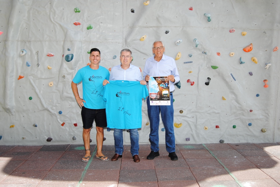 El alcalde Marco Aurelio Pérez y el concejal de Deportes, Ramón Suárez, con el presidente del Club de Escalada Topatras