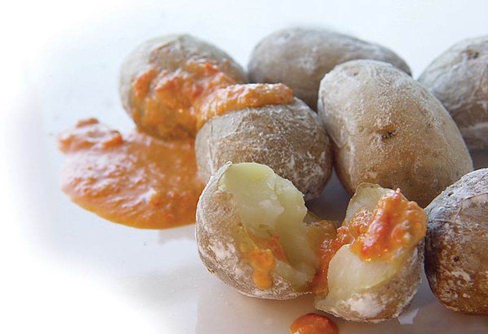 Papas arrugadas, gastronomía canaria. Imagen de archivo