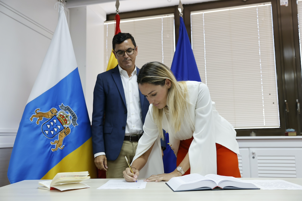 La nueva directora general de Transportes del Gobierno de Canarias, María Fernández, y el consejero de Obras Públicas, Vivienda y Movilidad del Gobierno de Canarias, Pablo Rodríguez