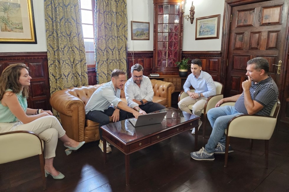 Foto de la reunión con la Consejería de Transición Ecológica y Energía en el Ayuntamiento de Santa Cruz de La Palma