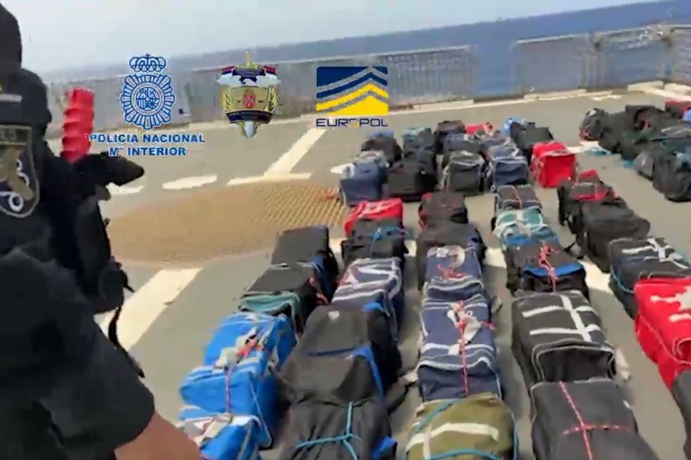 Intervención de la Policía Nacional y autoridades internacionales en un velero cerca de Canarias