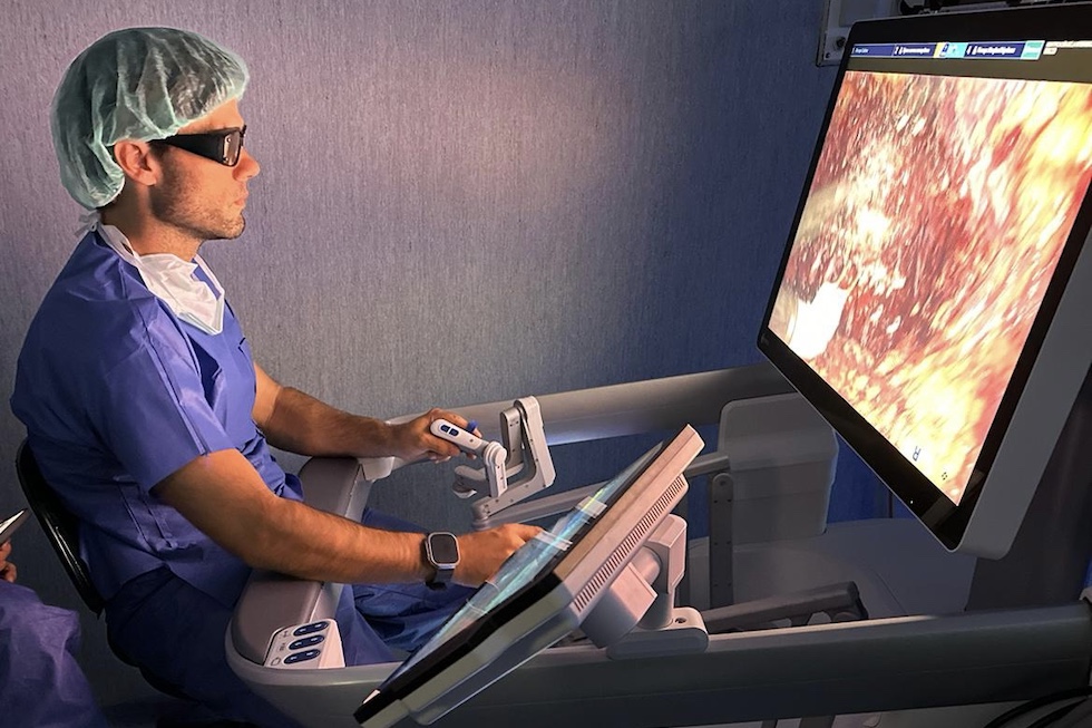 Dr. Juárez del Dago con el sistema robótico en el quirófano