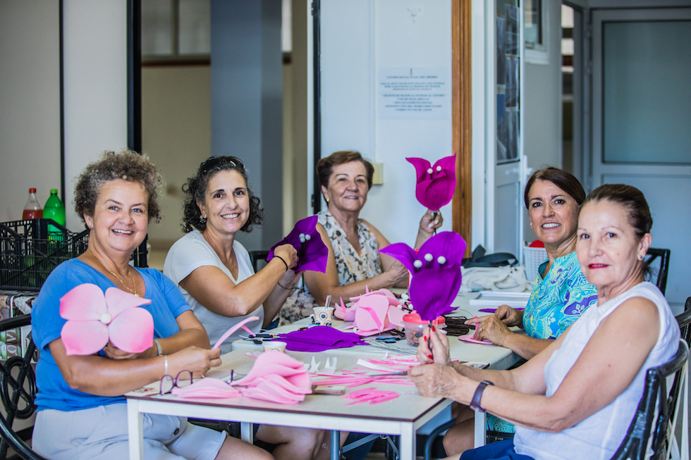 Vecinas con las flores decorativas de la carreta.