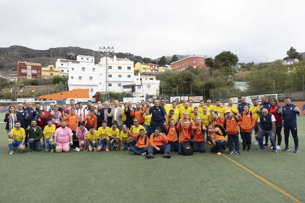 Foto de Familia del equipo junto a autoridades y representantes de SPAR Gran Canaria