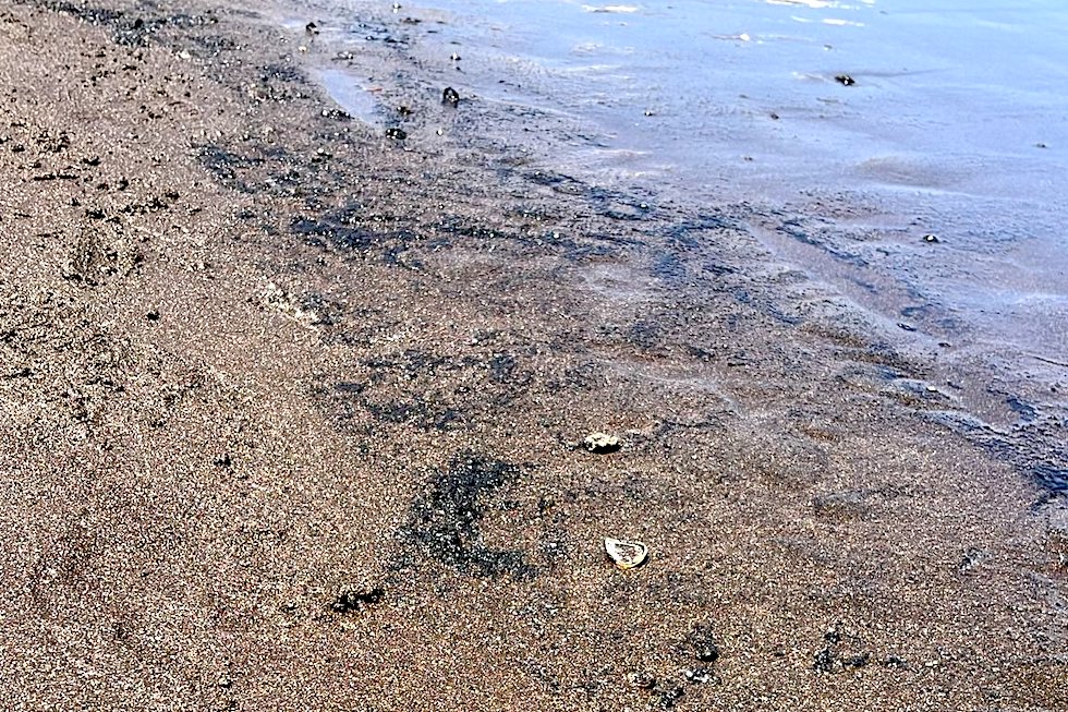 Una nueva mancha de combustible en la playa del Hombre (Telde). @112canarias