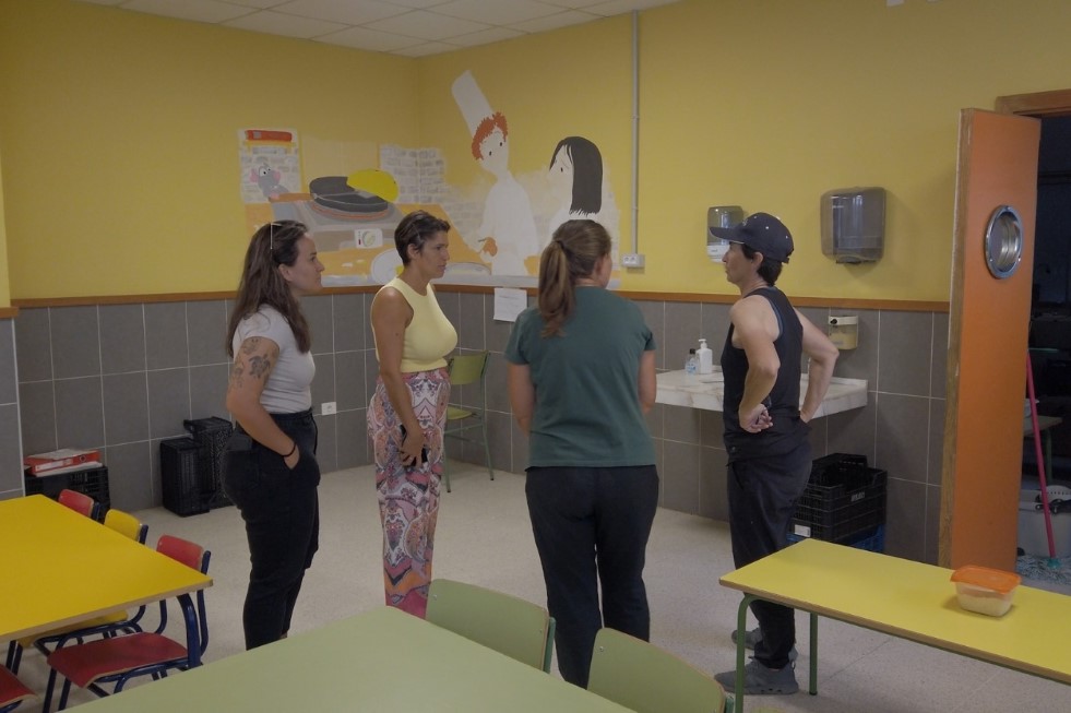 La concejala de Educación y la concejala de Presidenta, Tania Alonso en si visita al comedor del CEIP Playa de Mogán