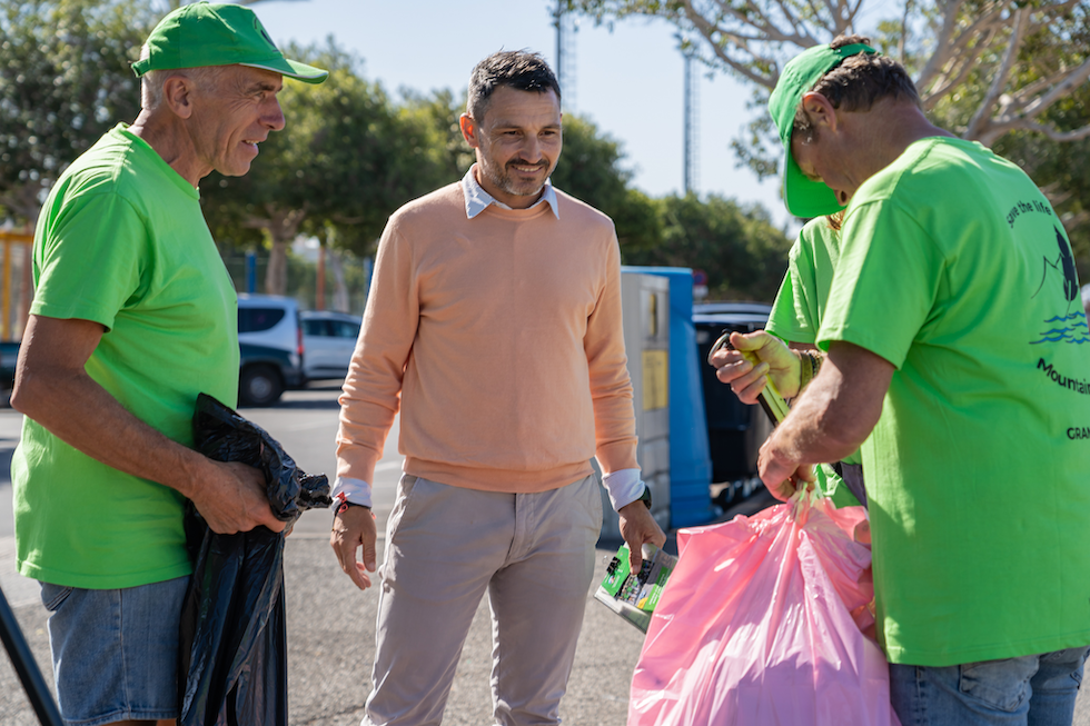 Ruymán Cardoso con voluntarios en una limpieza del Barranco de Maspalomas