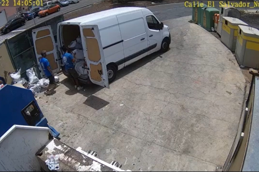 Momento en el que se depositan los escombros