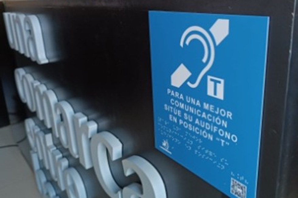 Instalan sistemas de accesibilidad auditiva en puntos de información ambiental