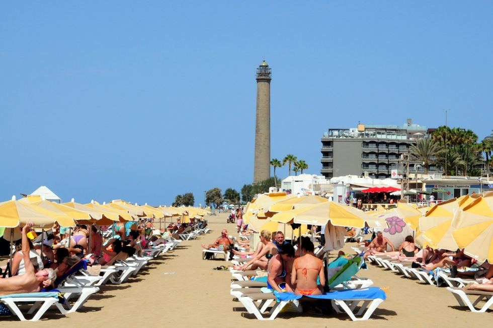Hamacas y sombrillas en el Faro de Maspalomas