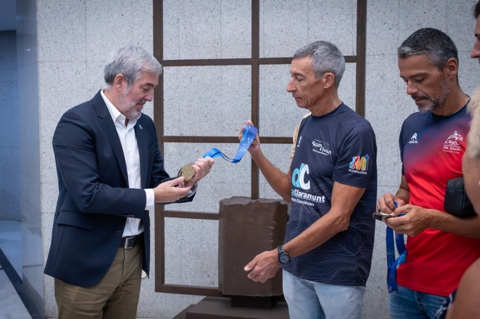 Enrique Mata junto a Fernando Clavijo