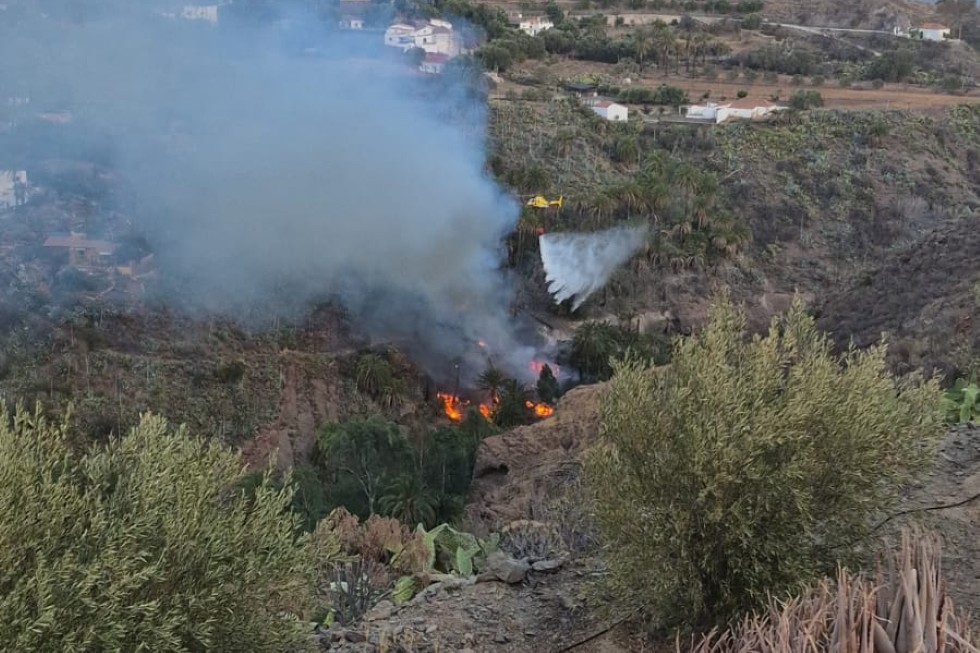 Intervención de un helicóptero de Medio Ambiente del Cabildo en la tarde del domingo en El Ingenio de Santa Lucía de Tirajana