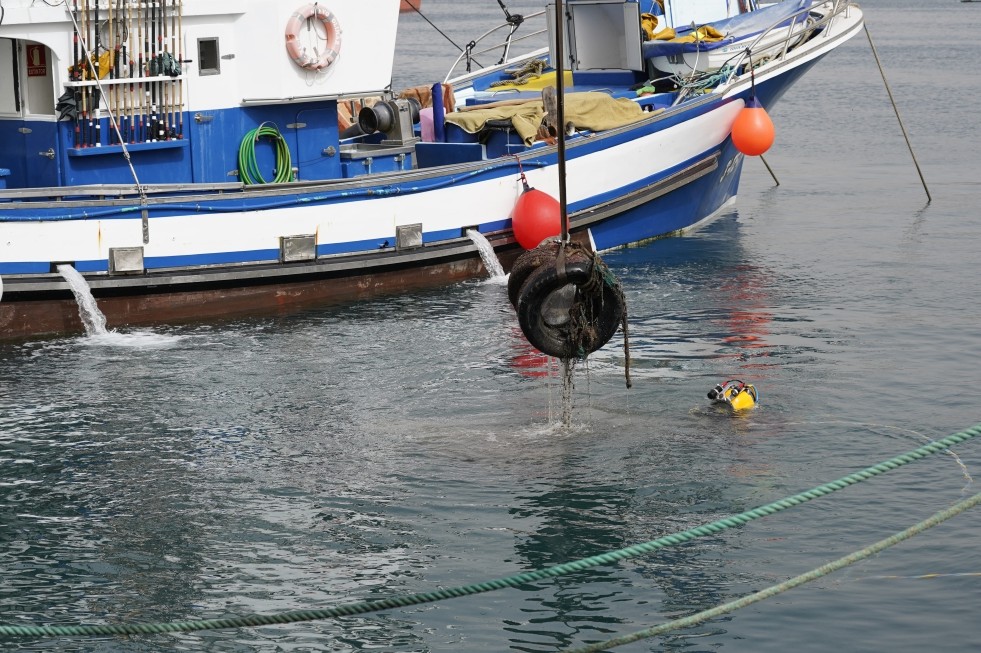 Buzos retirando con Grúas parte de los restos extraídos del Muelle de Arguineguín