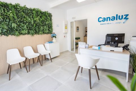 La abierta, cómoda y luminosa sala 'Gran Canaria' de atención al público, en Canaluz Vecindario. / BELFI AGUILAR.