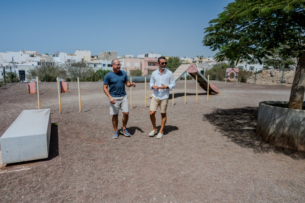 Rayco Guerra y Luis Becerra en el parque canino de la calle Damasco, Arguinegu&iacute;n