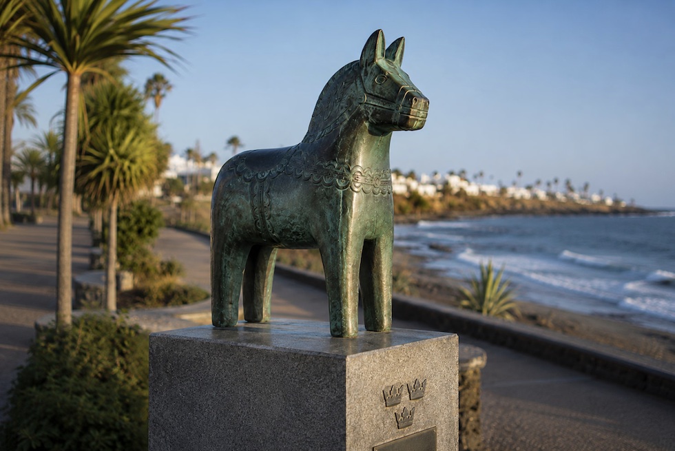 Escultura de bronce: un dalah&auml;st, el caballo de madera pintado de Dalarna que en Suecia vale como emblema del pa&iacute;s enter.