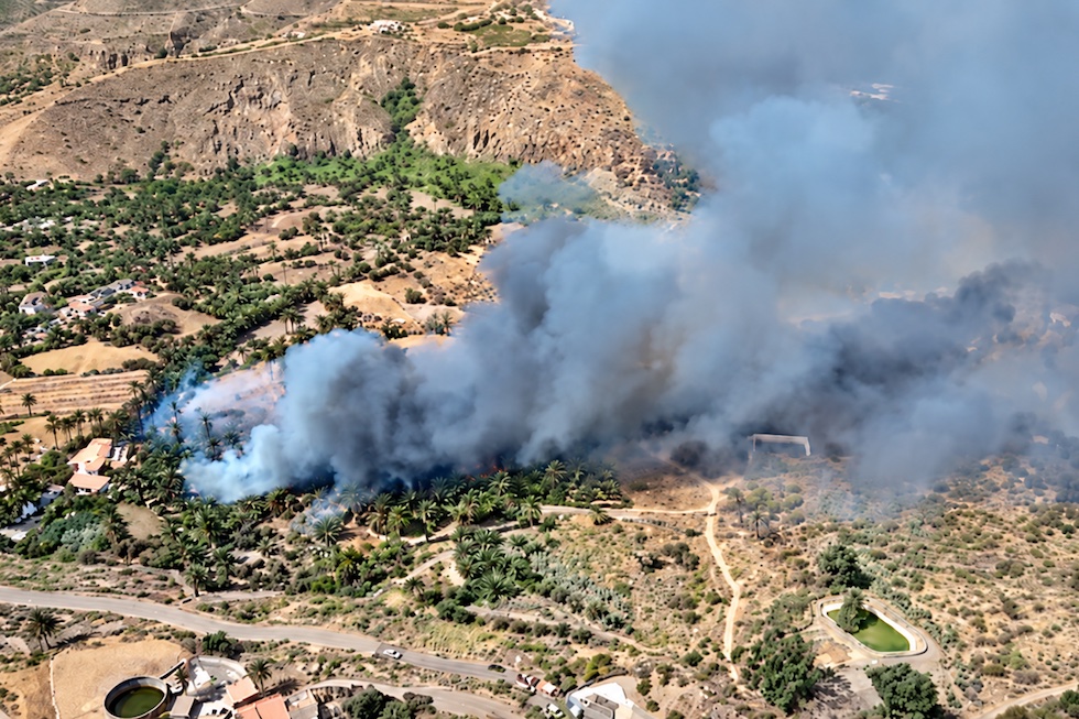 El incendio de El Ingenio obliga a desalojar seis viviendas y afecta a 6.500 metros cuadrados