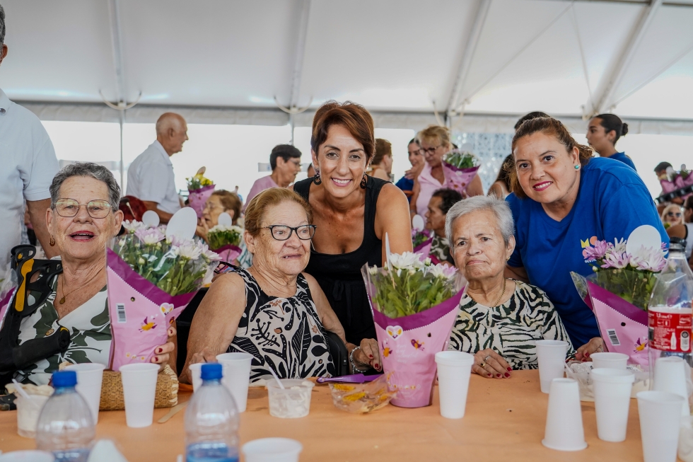 Alcaldesa, con vecinas y personal del &aacute;rea de Tercera Edad | Maspalomas Ahora
