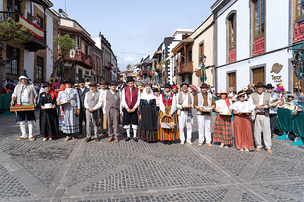 Miembros de la Corporaci&oacute;n municipal presidida por el alcalde, Marco Aurelio P&eacute;rez, junto al presidente del Cabildo de Gran Canaria, Antonio Morales.