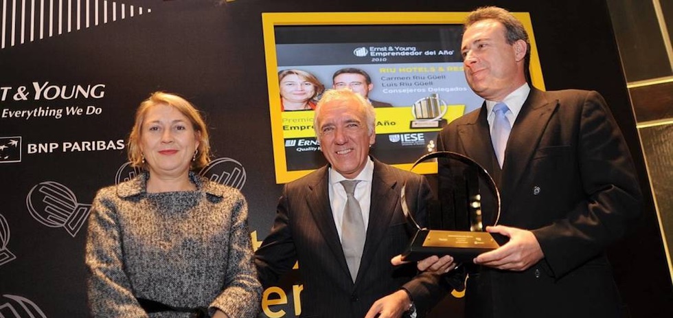 Carmen y Luis Riu, premiados en 2010 por el expresidente de EY, Jos&eacute; Miguel Andr&eacute;s (c). (RIU Hotels)