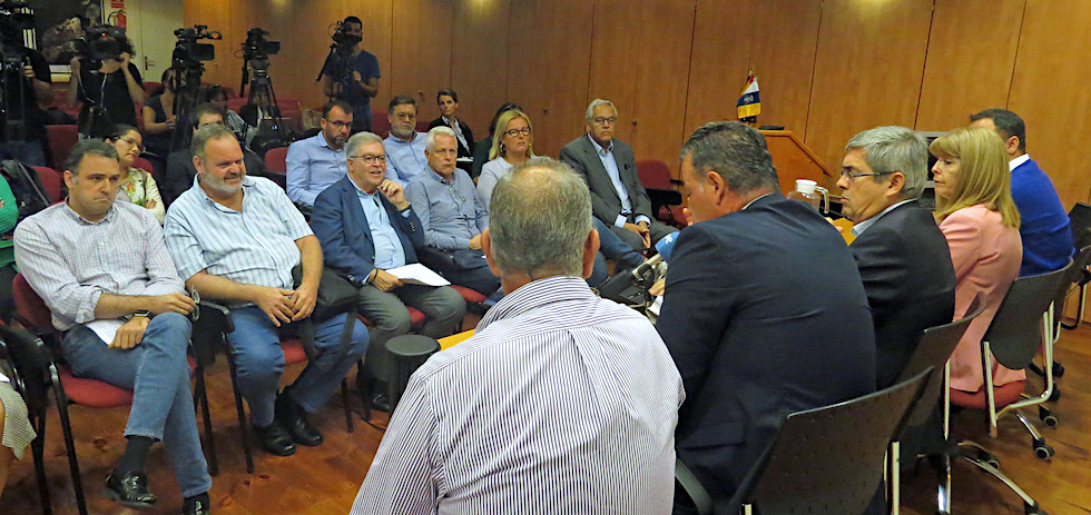 El alcalde de San Bartolom&eacute; de Tirajana, Marco Aurelio P&eacute;rez, acompa&ntilde;ado de sus hom&oacute;logos de Moya, Firgas, San Mateo y Mog&aacute;n. | ACFI PRESS