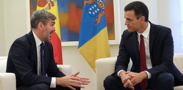 El presidente del Gobierno, Pedro S&aacute;nchez, conversa con el presidente de Canarias, Fernando Clavijo. EFE/Zipi
