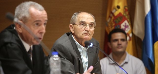 Silverio Matos, exalcalde de Santa Luc&iacute;a, junto a su abogado en el juicio del caso Palmera. (ALEJANDRO RAMOS)