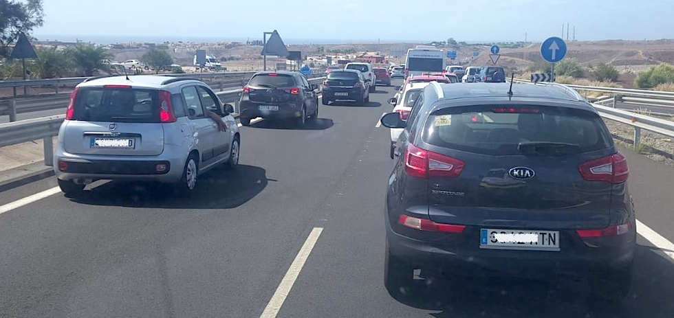 Largas colas en la GC-1 desde la salida de El Tablero.