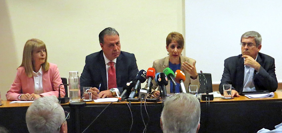 La alcaldesa de Mog&aacute;n, Onalia Bueno, acompa&ntilde;ada de sus hom&oacute;logos de Moya, Firgas, San Mateo y San Bartolom&eacute; de Tirajana. | ACFI PRESS