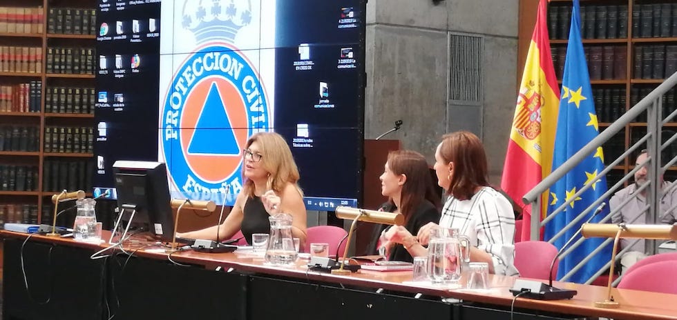 La directora insular de Comunicaci&oacute;n del Cabildo de Gran Canaria, F&aacute;tima Mart&iacute;n (izq), interviene en la jornada de Comunicaci&oacute;n de la Escuela Nacional de Protecci&oacute;n Civil.