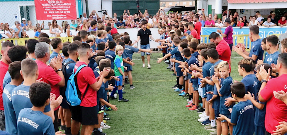 Llegada de David Silva al campo de f&uacute;tbol de Arguinegu&iacute;n. JULI&Aacute;N REYES