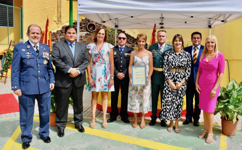 Onalia Bueno, Mencey Navarro y Tania Alonso junto al personal  del servicio de prevenci&oacute;n y atenci&oacute;n integral a mujer y menores v&iacute;ctimas de violencia de g&eacute;nero y otras autoridades