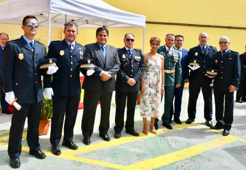 Onalia Bueno, Mencey Navarro y los agentes de la polic&iacute;a local de Mog&aacute;n reconocidos, y las autoridades presentes