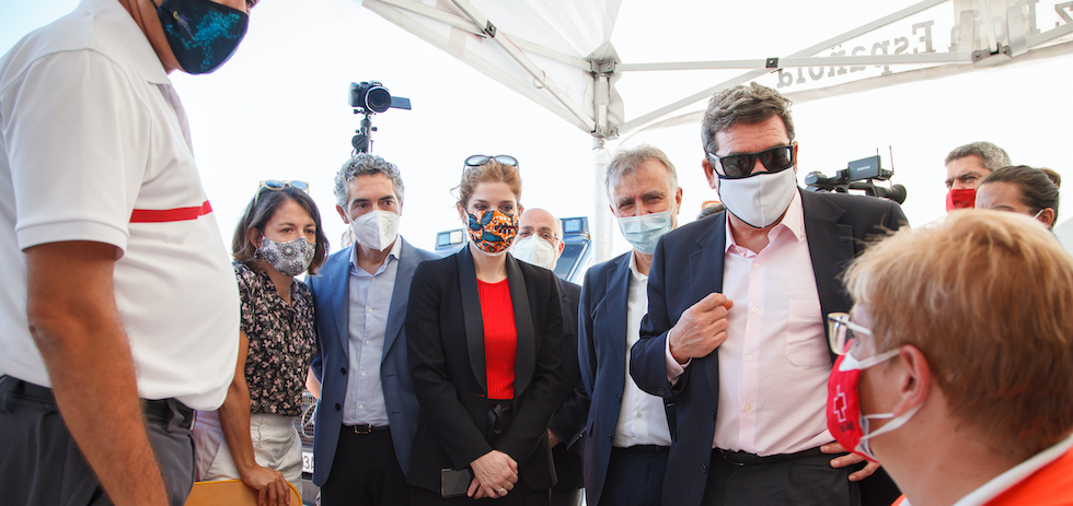 El ministro de Migraciones, Jos&eacute; Luis Escriv&aacute;, en la visita al muelle de Arguinegu&iacute;n. ACFI-PRESS