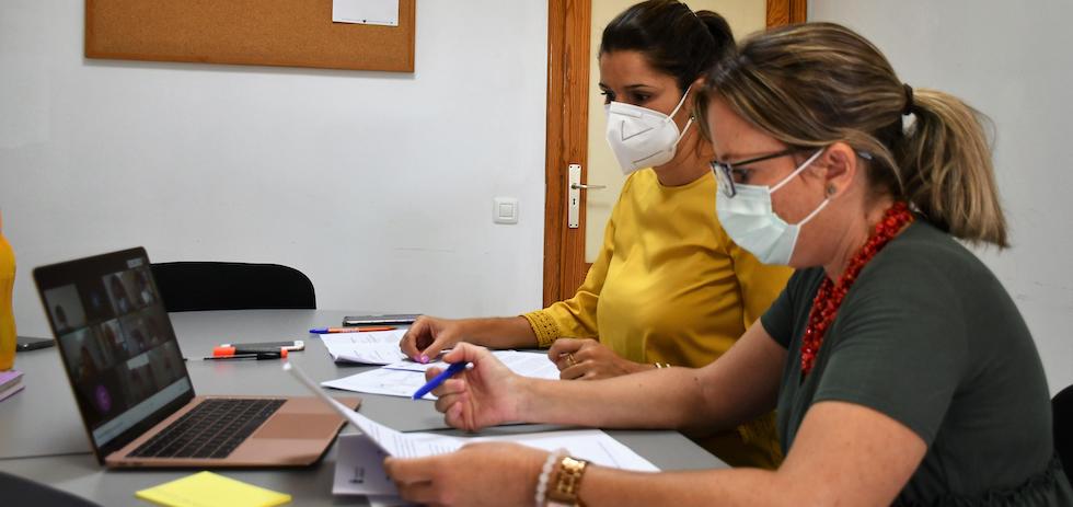 La edil Alonso (amarillo) y la Cecilia Alamo durante la Comisión Municipal de Absentismo. MASPALOMAS AHORA