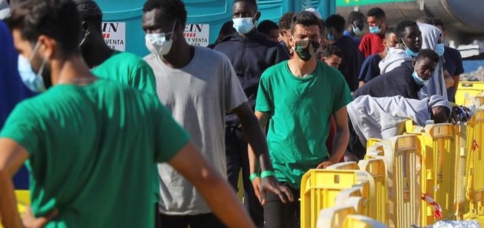 Inmigrantes en el muelle este lunes | EFE