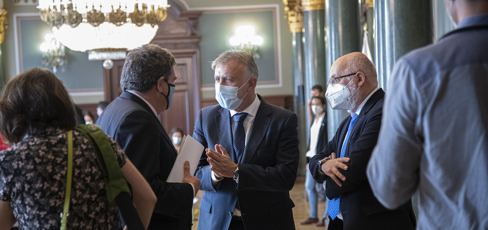 Escriv&aacute; junto al presidente del gobierno de Canarias y el presidente del Cabildo grancanario | ACFI PRESS.