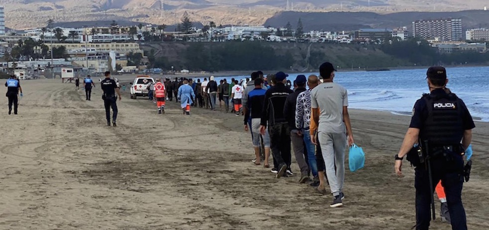 Playa del Inglés con 40 migrantes en fila india, el martes 20 de octubre de 2020.