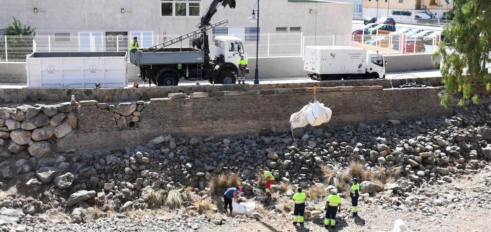 Operarios en la limpieza del barranco en Playa de Mogán. MASPALOMAS AHORA
