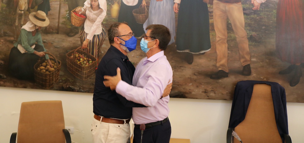 Santiago Rodríguez (Fortaleza) se abraza con Francisco García (NC)