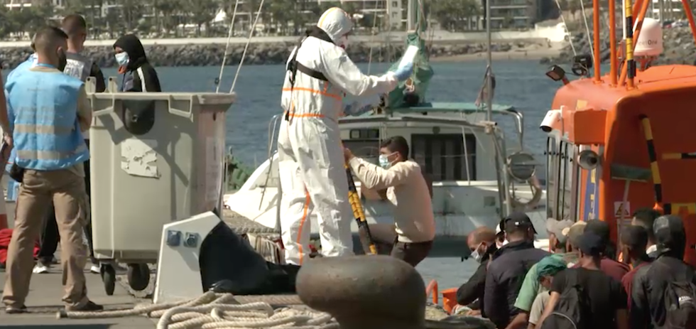 Inmigrantes llegando al muelle de Arguinegu&iacute;n (archivo). ACFI PRESS
