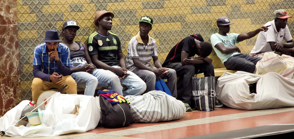 Un grupo de personas migrantes en el Metro de Barcelona. Shutterstock / Tanya Keisha